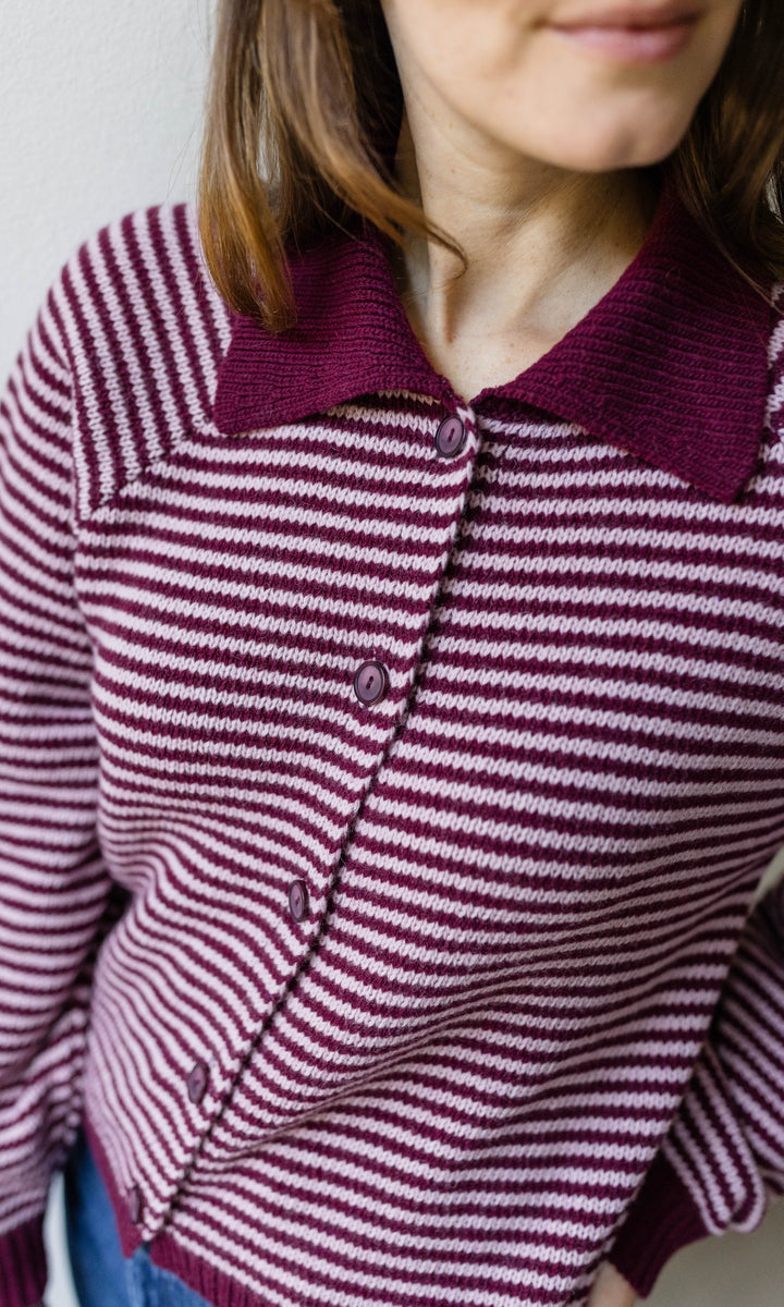 Gestreifte Strickjacke mit Kragen in Weinrot-Rosé