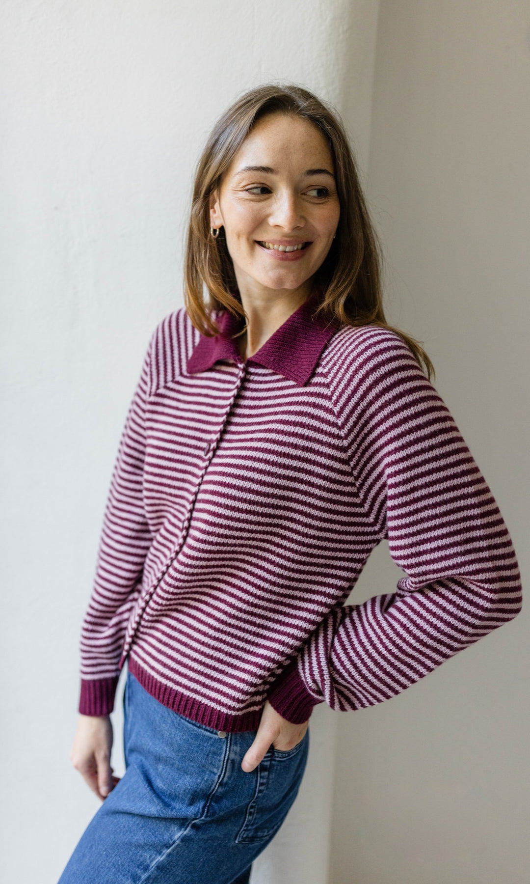 Gestreifte Strickjacke mit Kragen in Weinrot-Rosé