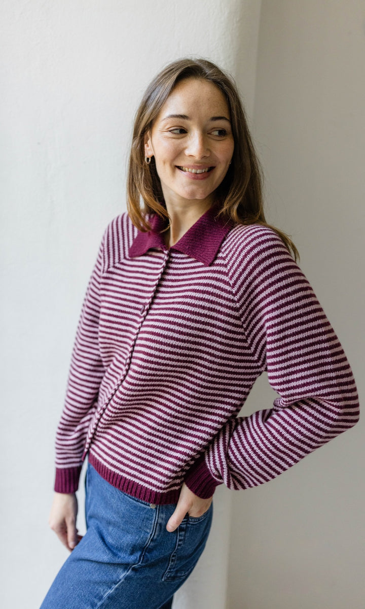 Gestreifte Strickjacke mit Kragen in Weinrot-Rosé