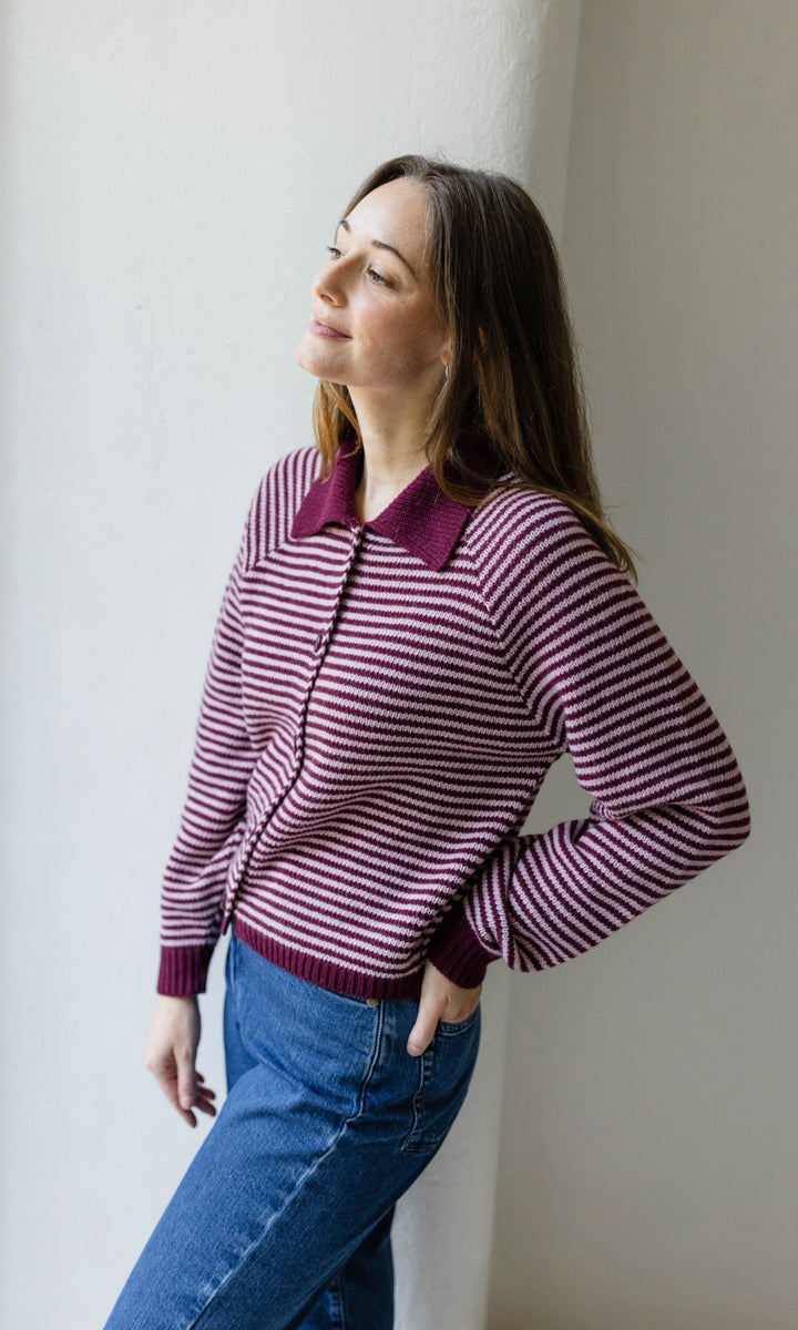 Gestreifte Strickjacke mit Kragen in Weinrot-Rosé