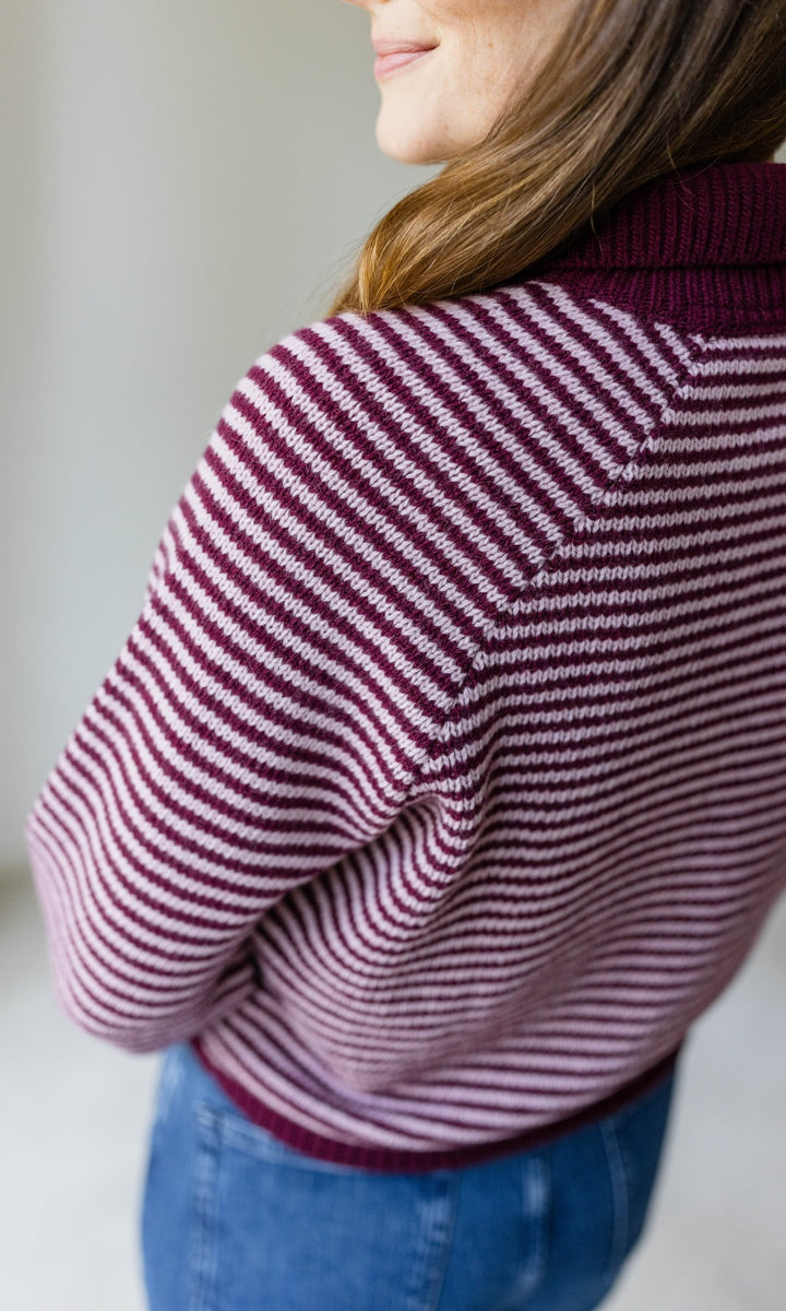 Gestreifte Strickjacke mit Kragen in Weinrot-Rosé