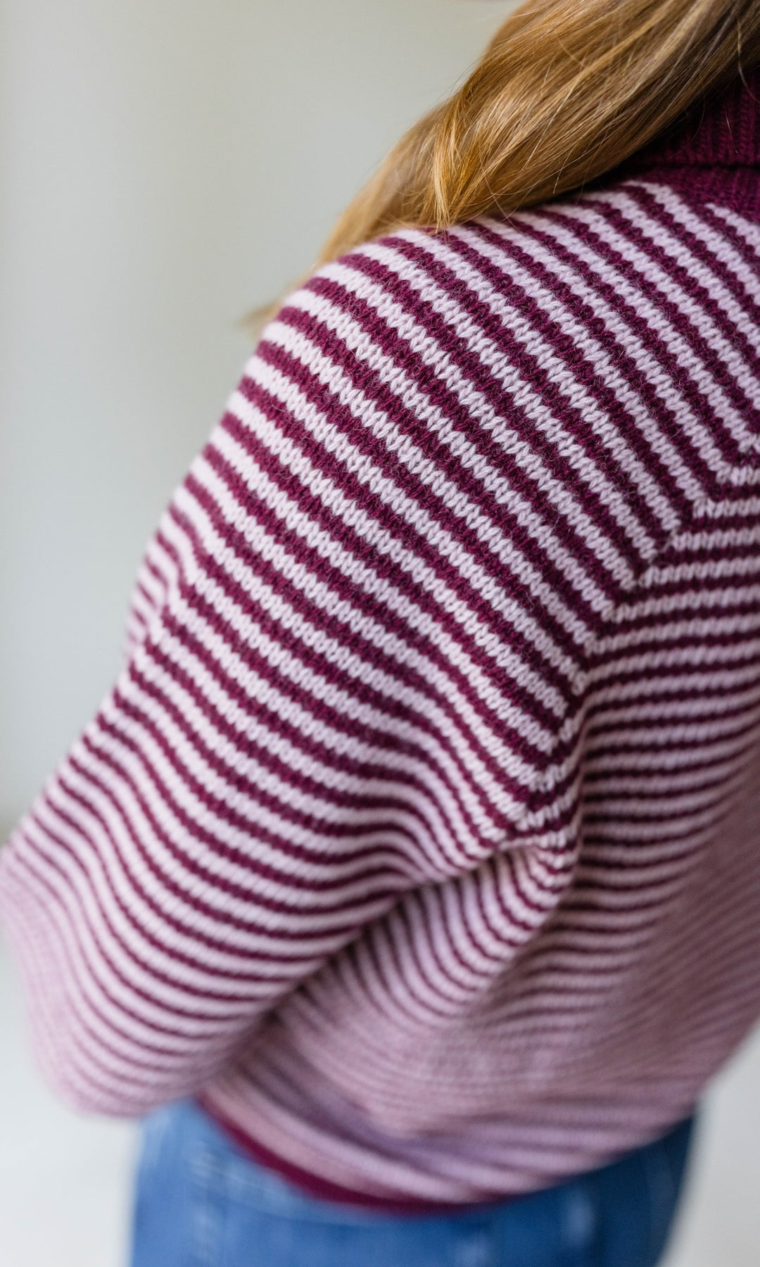 Gestreifte Strickjacke mit Kragen in Weinrot-Rosé