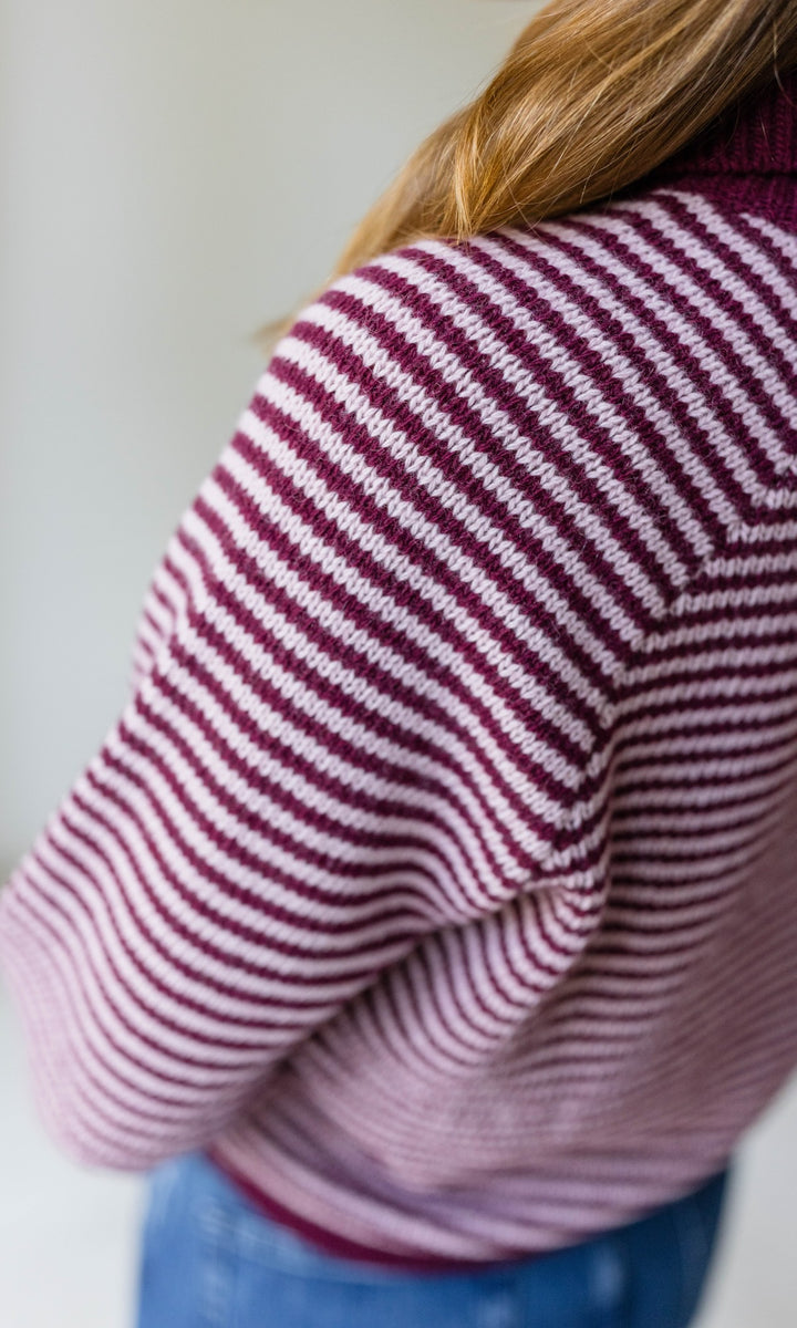 Gestreifte Strickjacke mit Kragen in Weinrot-Rosé