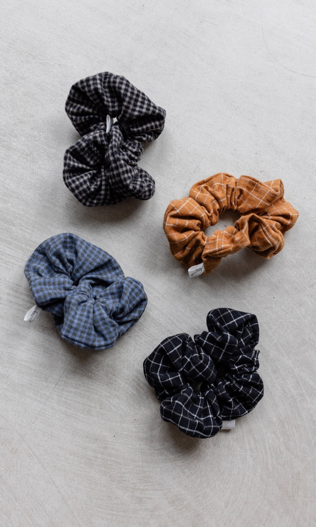 Scrunchie Lovis // Kleines Karo Schwarz