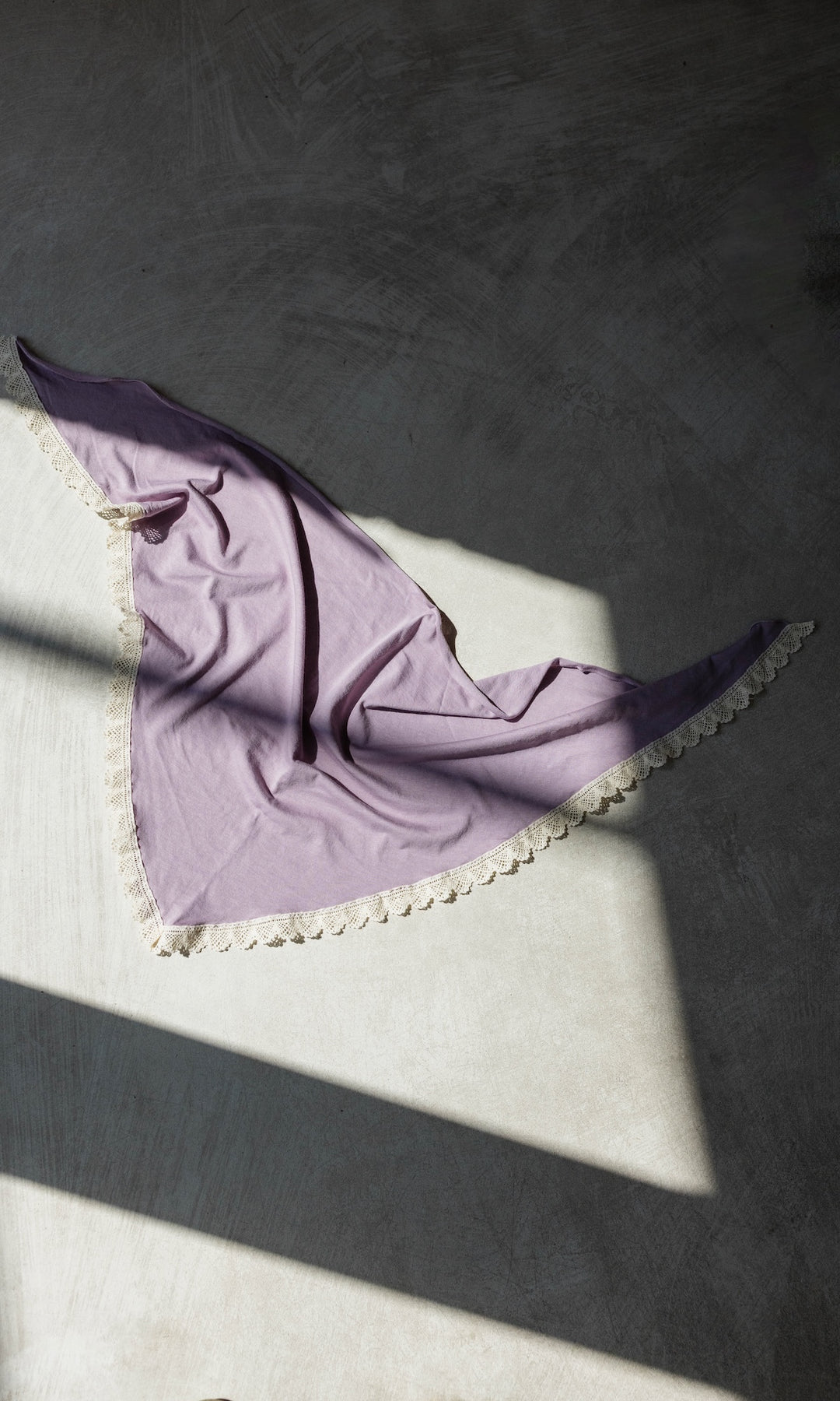 Dreieckiges Tuch aus Jersey mit Spitze