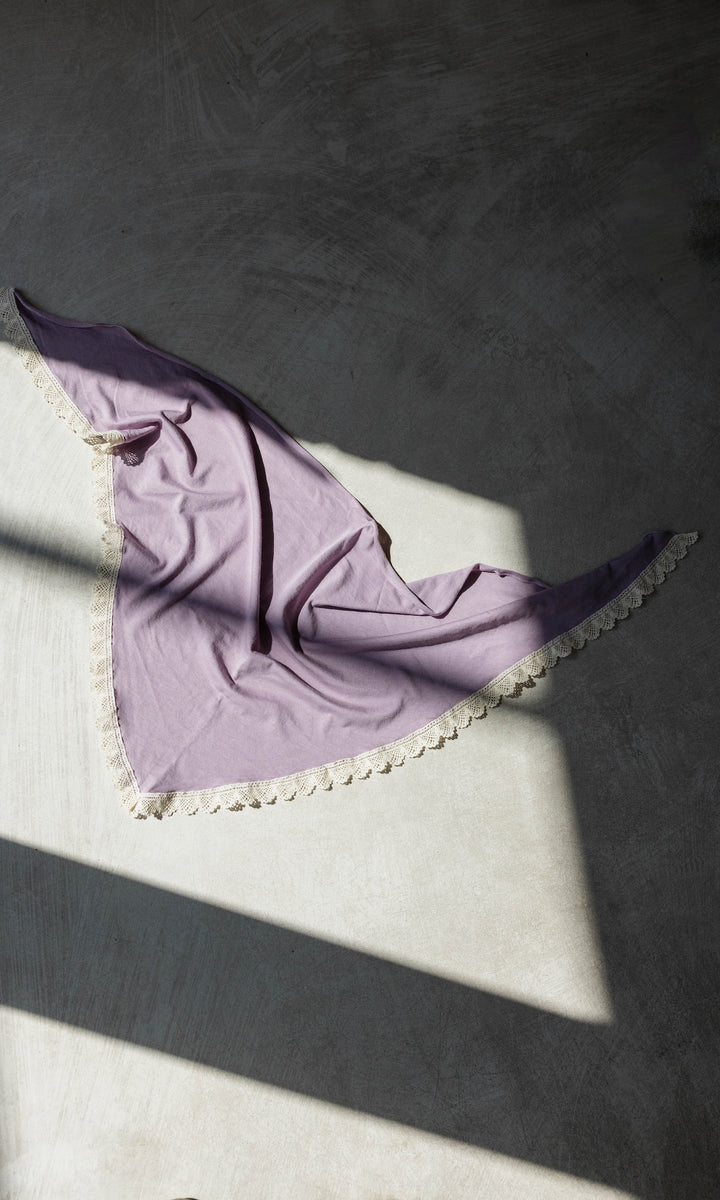 Dreieckiges Tuch aus Jersey mit Spitze