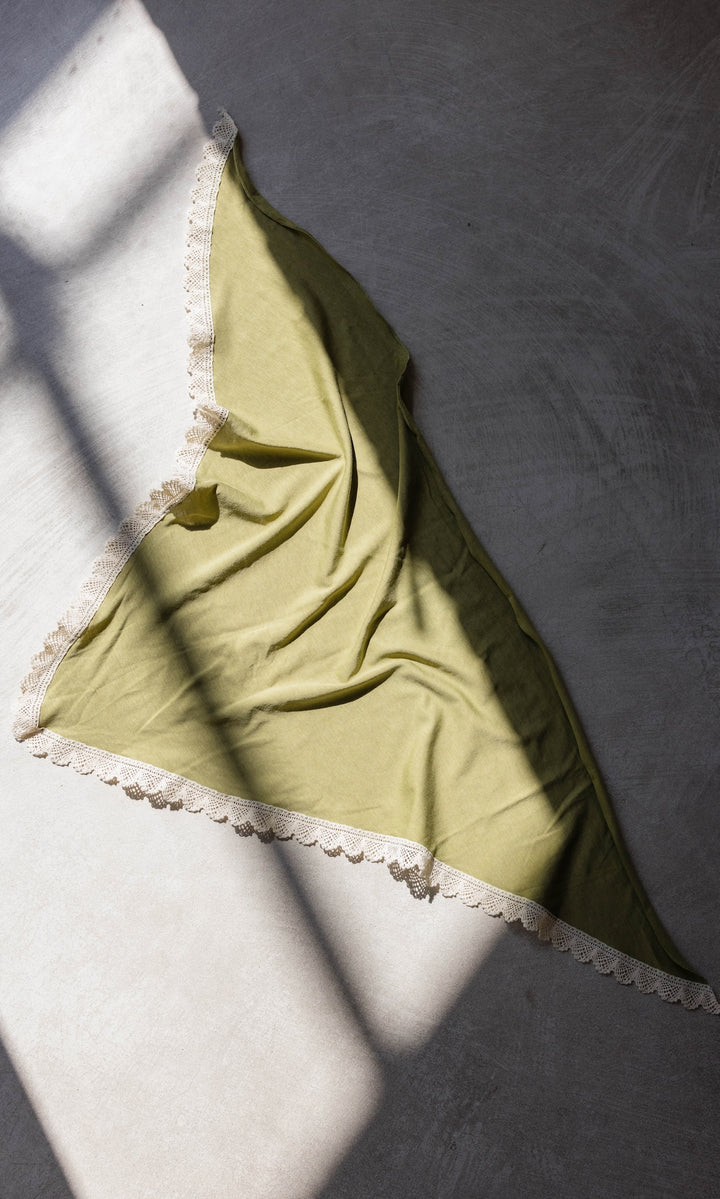 Dreieckiges Tuch aus Jersey mit Spitze