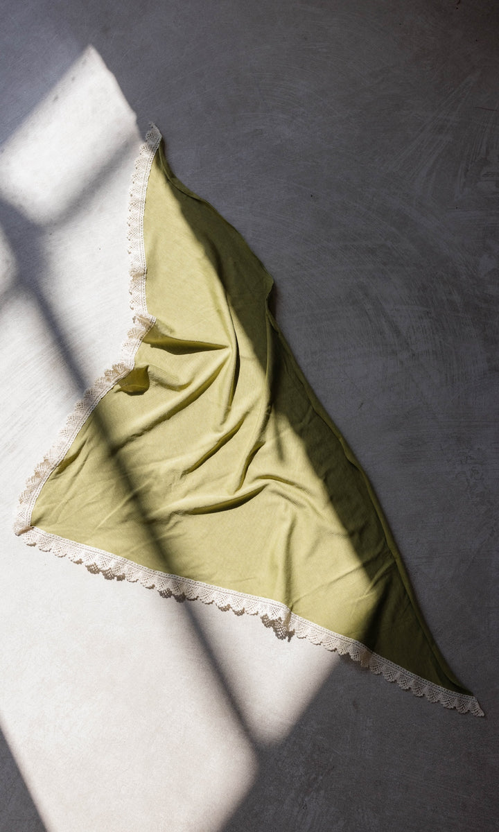 Dreieckiges Tuch aus Jersey mit Spitze