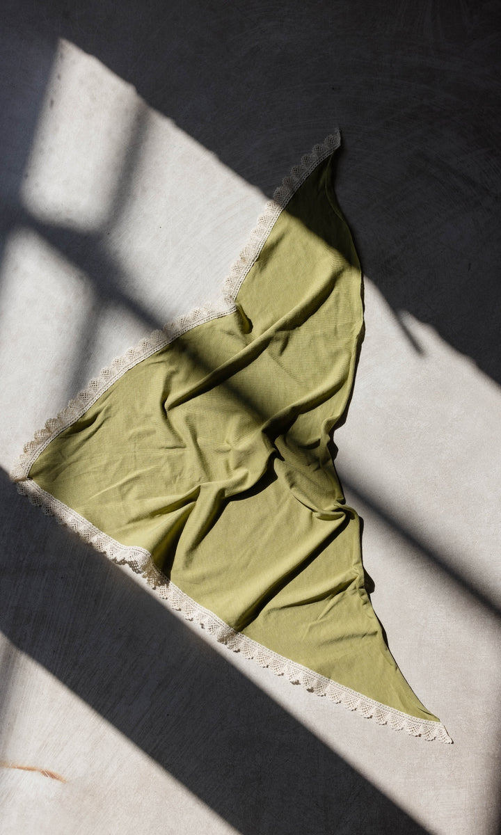 Dreieckiges Tuch aus Jersey mit Spitze