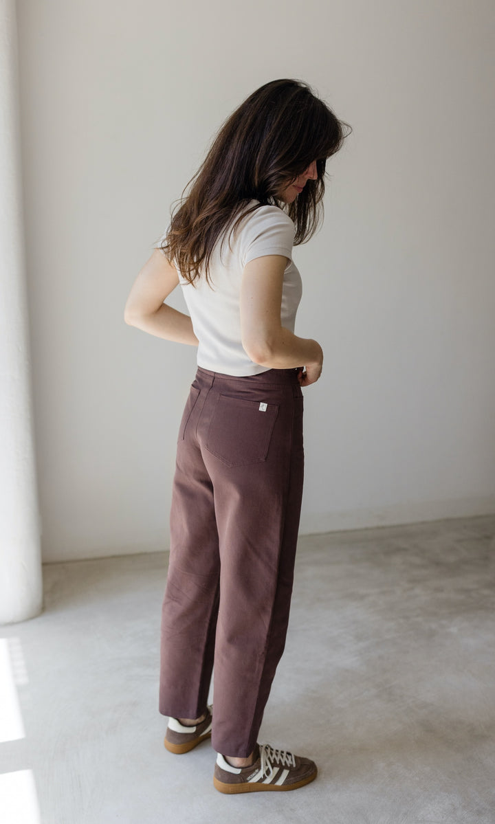 Barrel Jeans in Braun