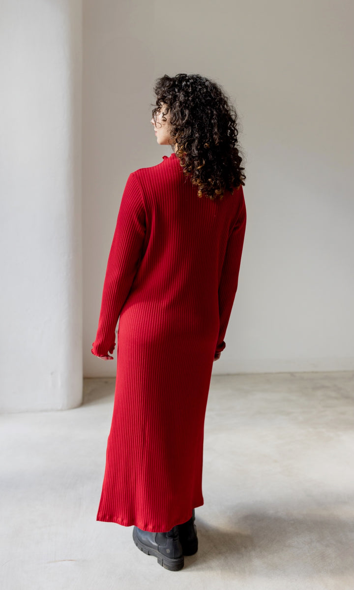 Rotes langes Strickkleid Jil in langarm mit Stillfunktion Outfit mit schwarzen Stiefeln Aufnahme von hinten
