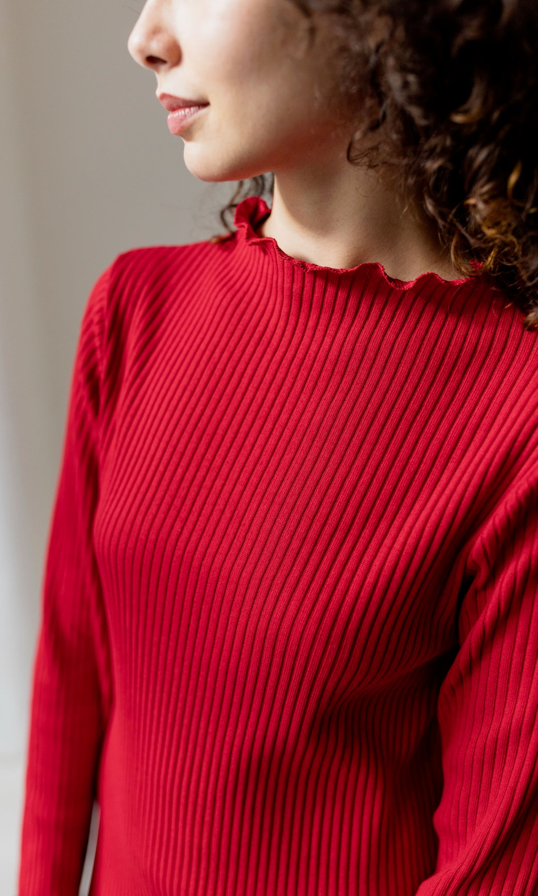 Rotes Strickkleid Jil langarm mit Detailaufnahme Stehkragen