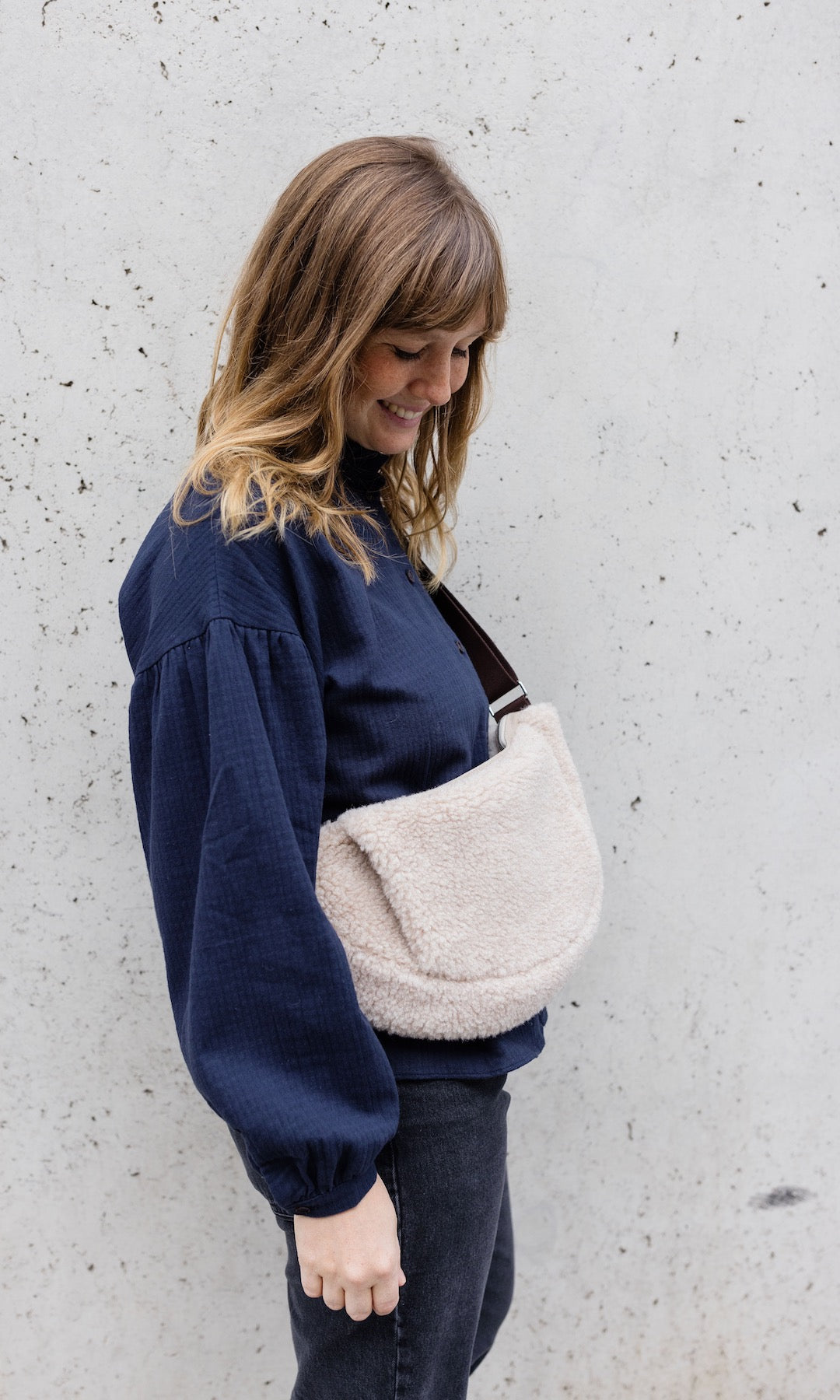 Schafwoll Crossbody Bag mit Handwärmer (Schurwolle) - abricot coco