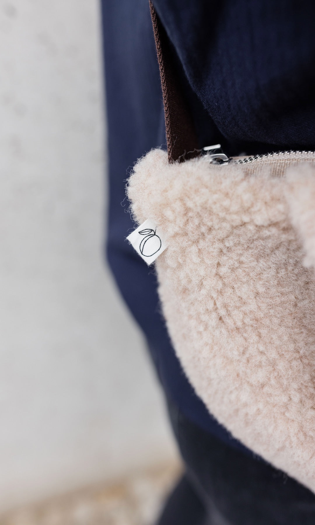 Schafwoll Crossbody Bag mit Handwärmer (Schurwolle) - abricot coco