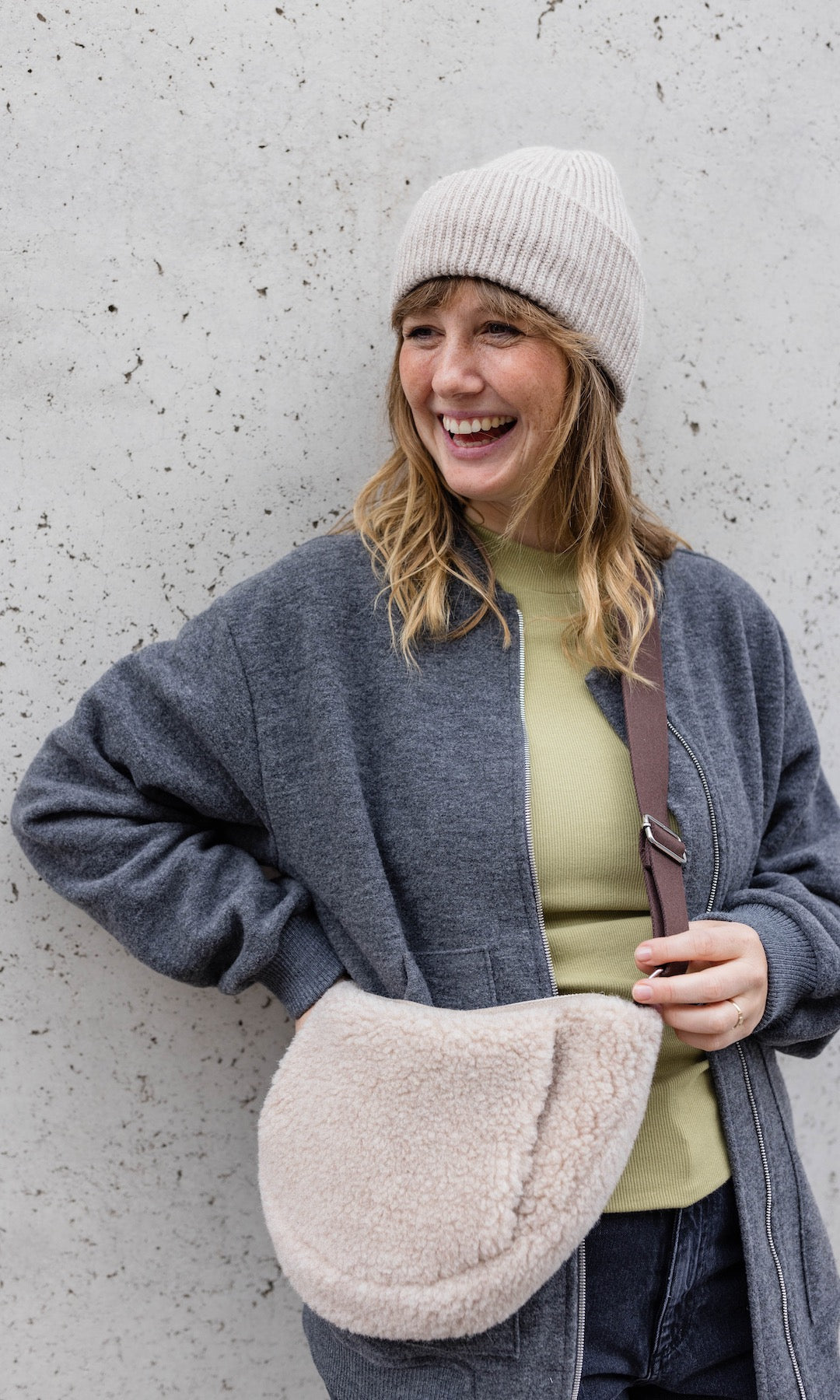 Schafwoll Crossbody Bag mit Handwärmer (Schurwolle) - abricot coco