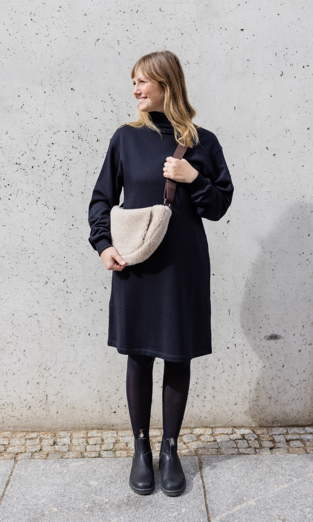 Schafwoll Crossbody Bag mit Handwärmer (Schurwolle) - abricot coco