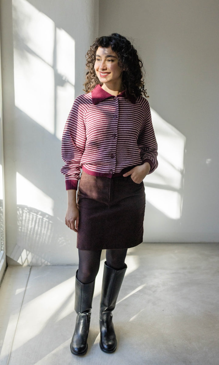 Gestreifte Strickjacke mit Kragen in Burgund-Rosé