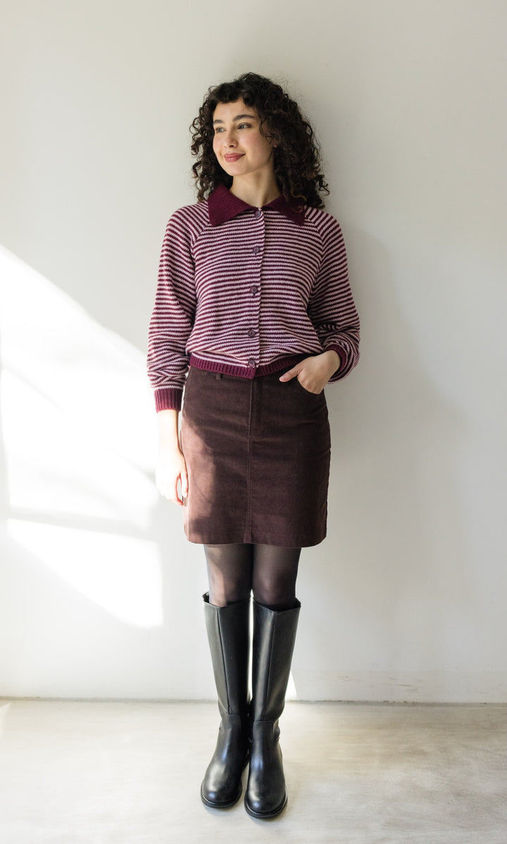 Gestreifte Strickjacke mit Kragen in Burgund-Rosé