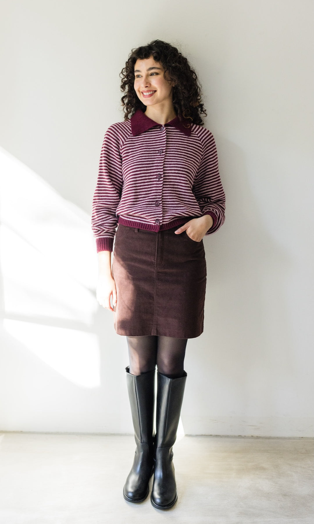 Gestreifte Strickjacke mit Kragen in Burgund-Rosé