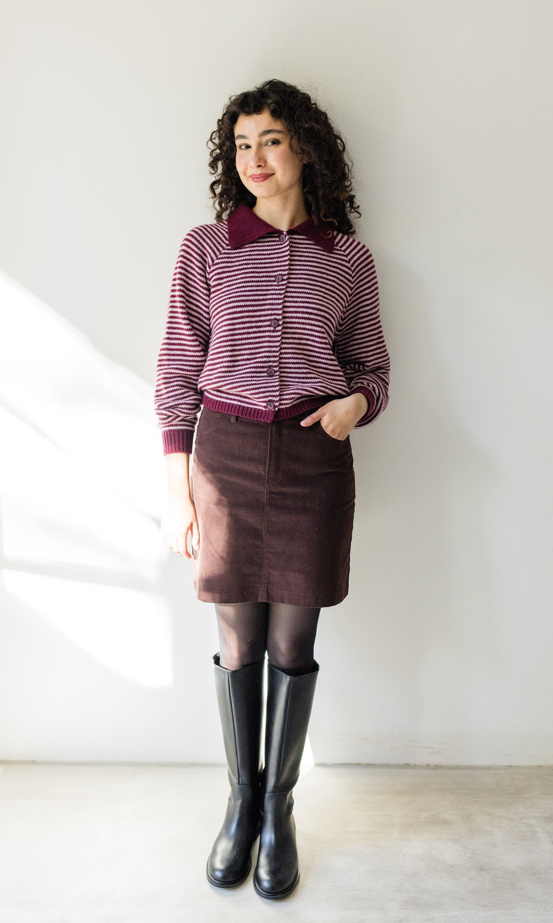 Gestreifte Strickjacke mit Kragen in Burgund-Rosé