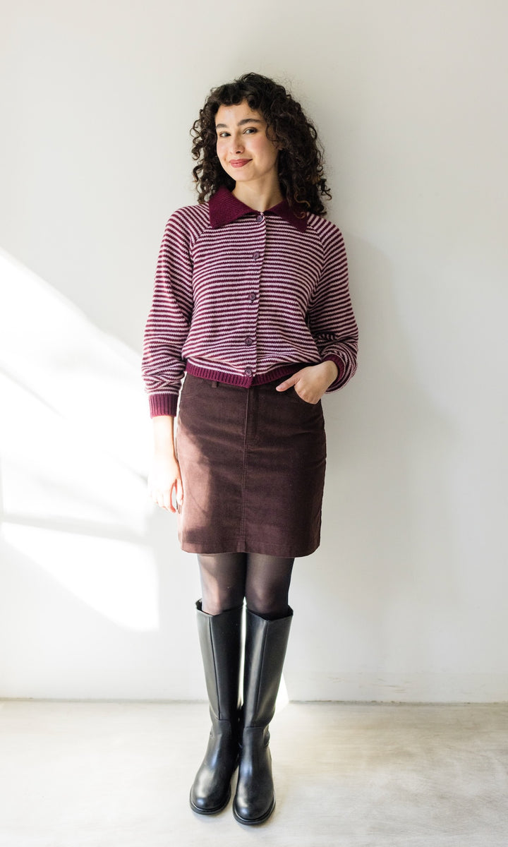 Gestreifte Strickjacke mit Kragen in Burgund-Rosé