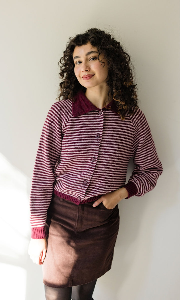 Gestreifte Strickjacke mit Kragen in Burgund-Rosé