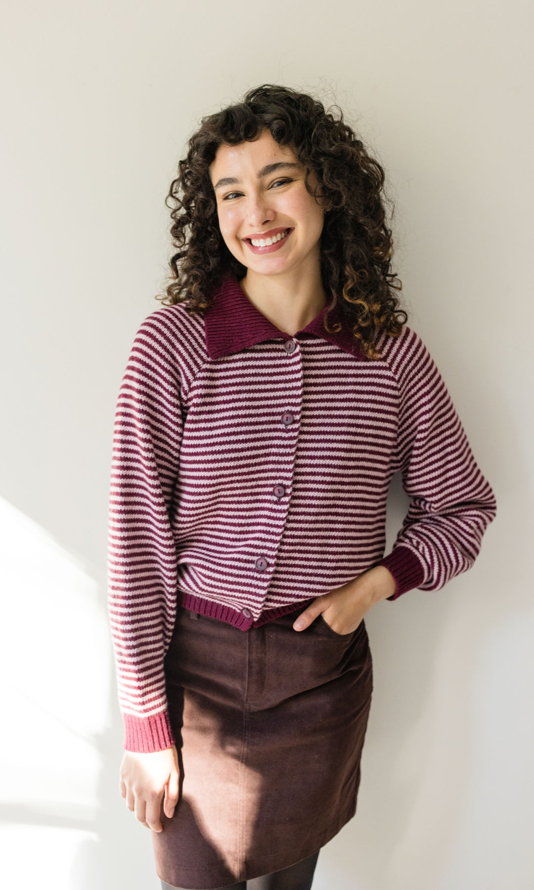 Gestreifte Strickjacke mit Kragen in Burgund-Rosé