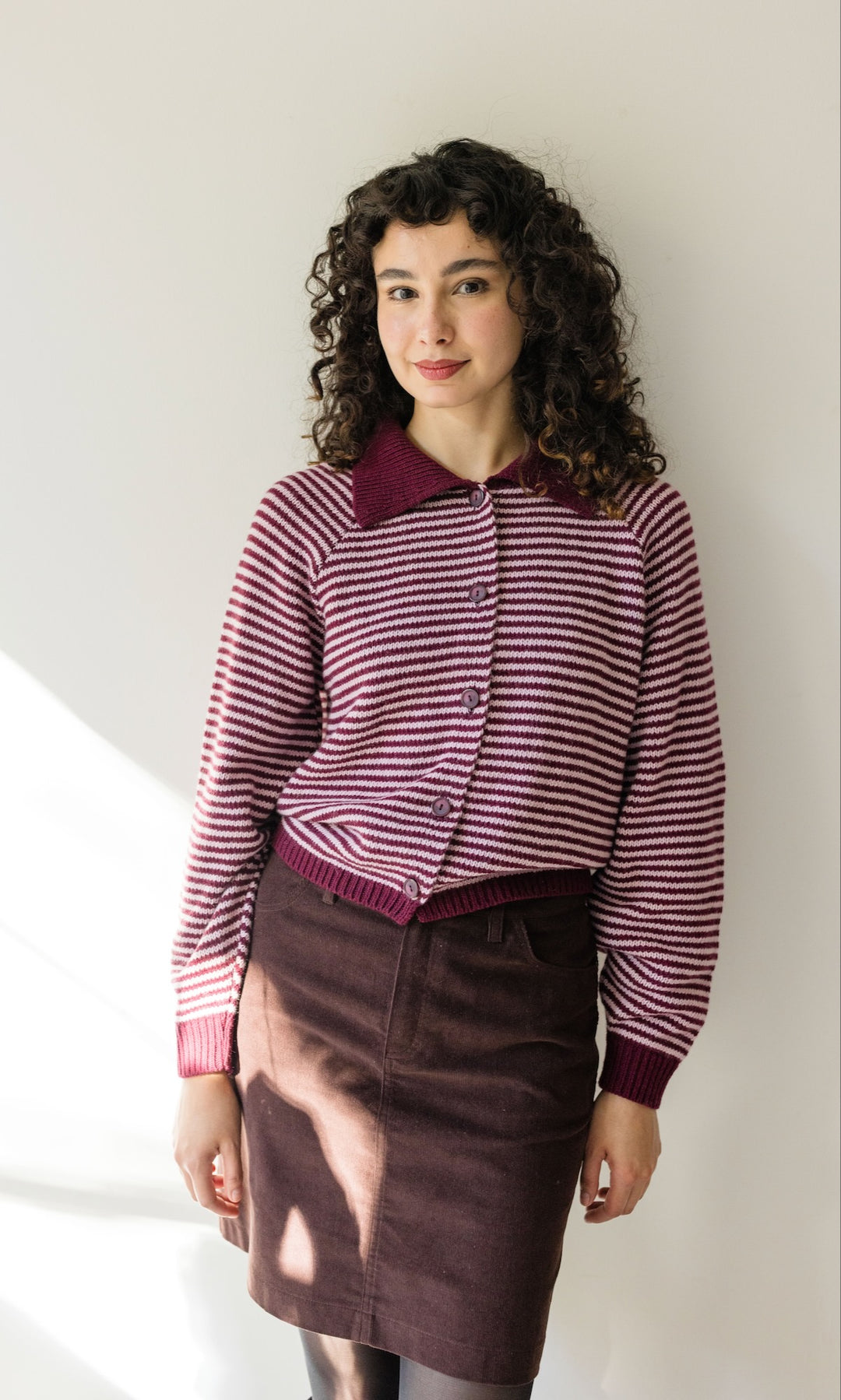 Gestreifte Strickjacke mit Kragen in Burgund-Rosé