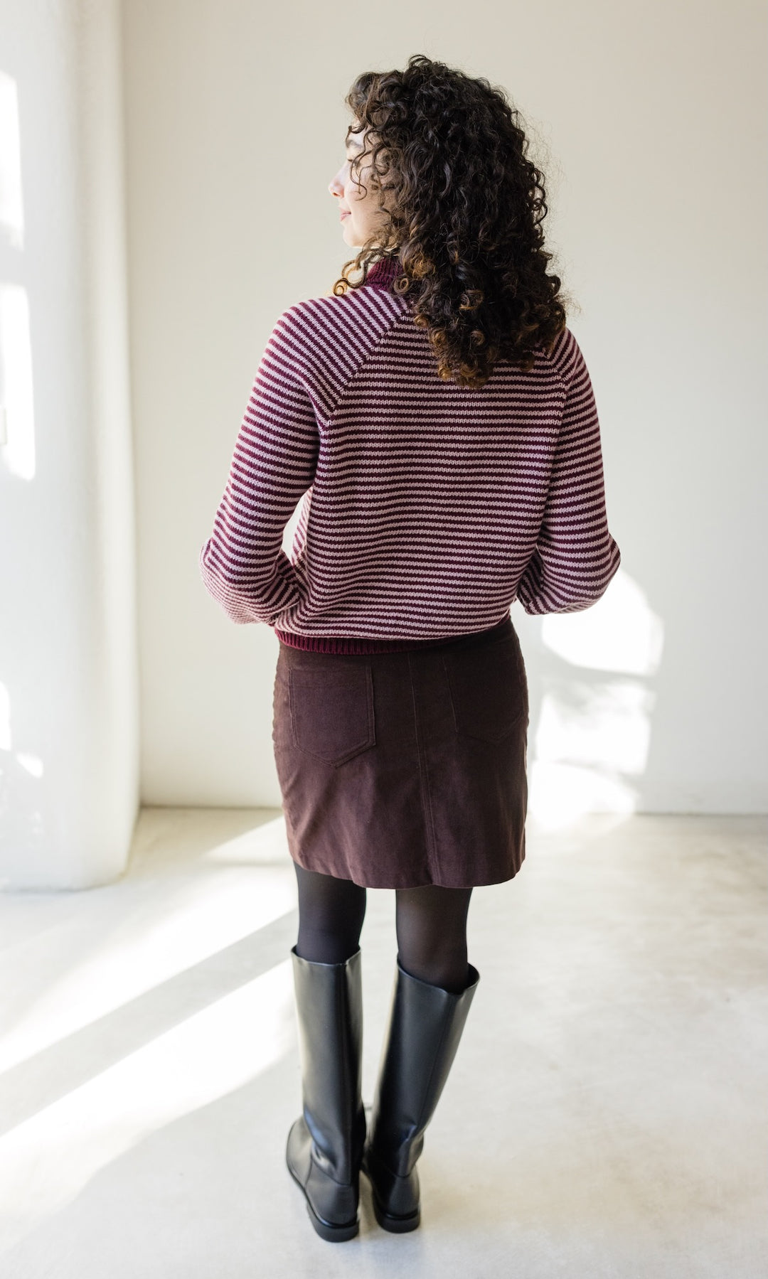 Gestreifte Strickjacke mit Kragen in Burgund-Rosé