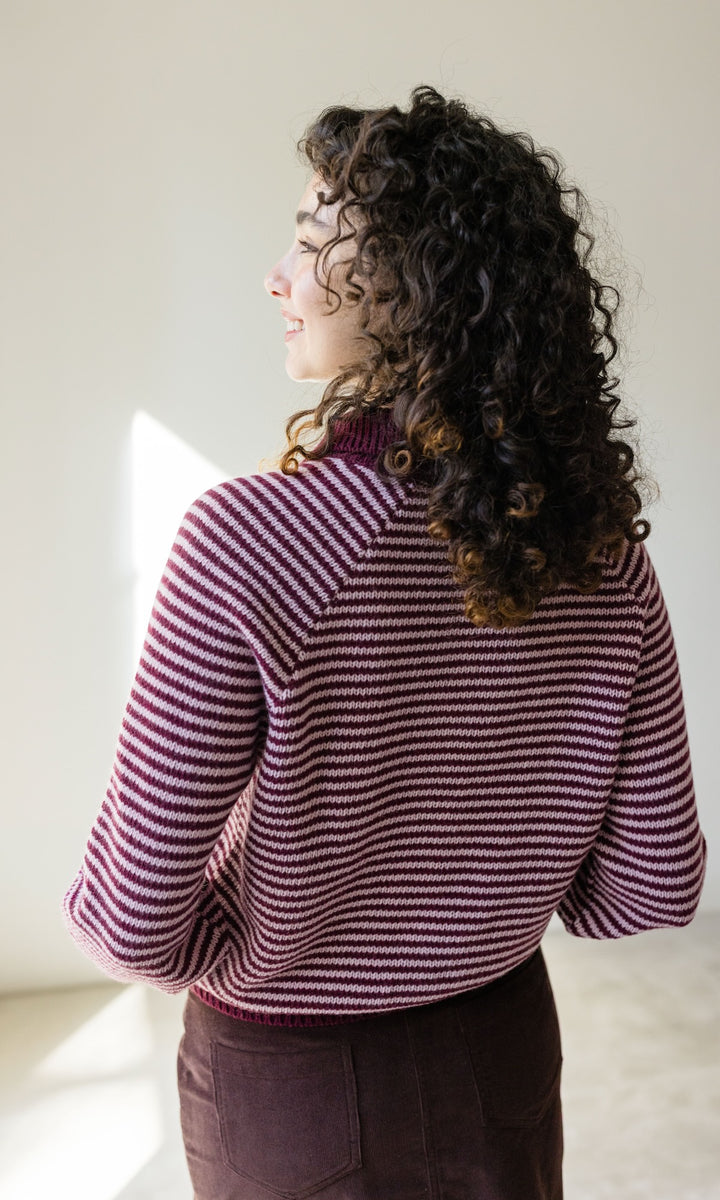 Gestreifte Strickjacke mit Kragen in Burgund-Rosé