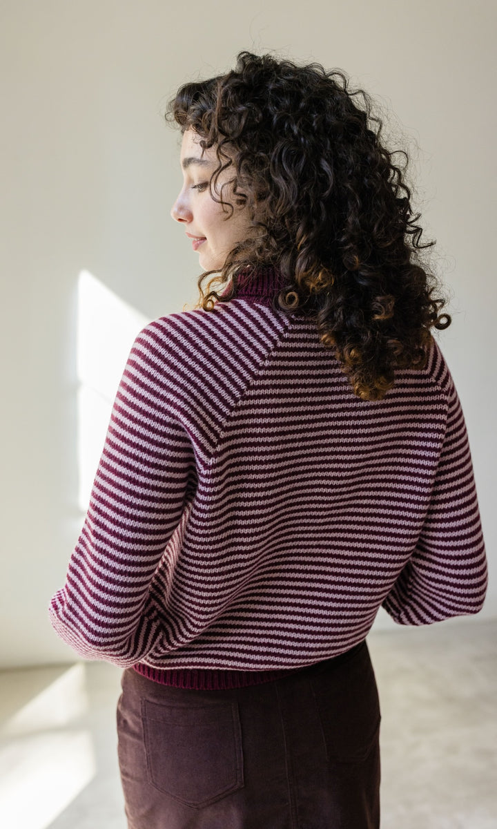 Gestreifte Strickjacke mit Kragen in Burgund-Rosé