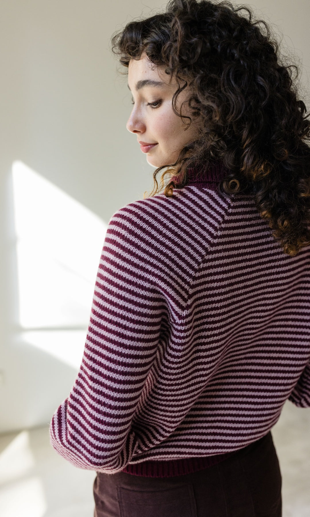 Gestreifte Strickjacke mit Kragen in Burgund-Rosé