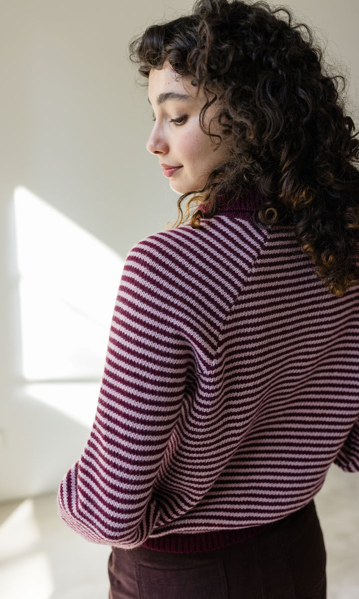 Gestreifte Strickjacke mit Kragen in Burgund-Rosé