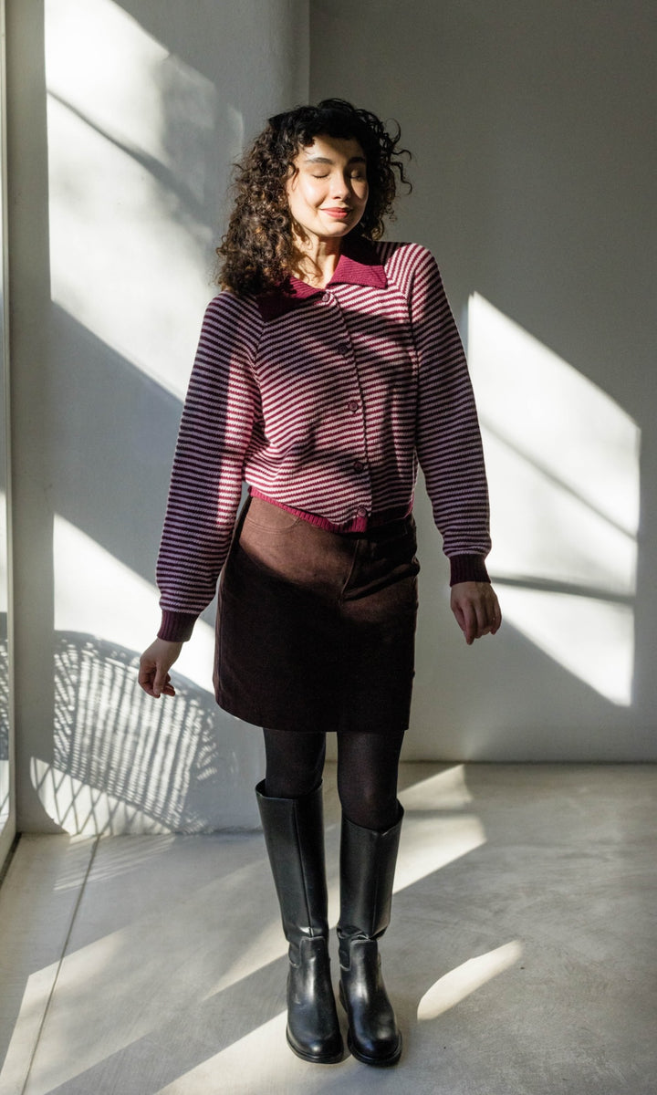 Gestreifte Strickjacke mit Kragen in Burgund-Rosé