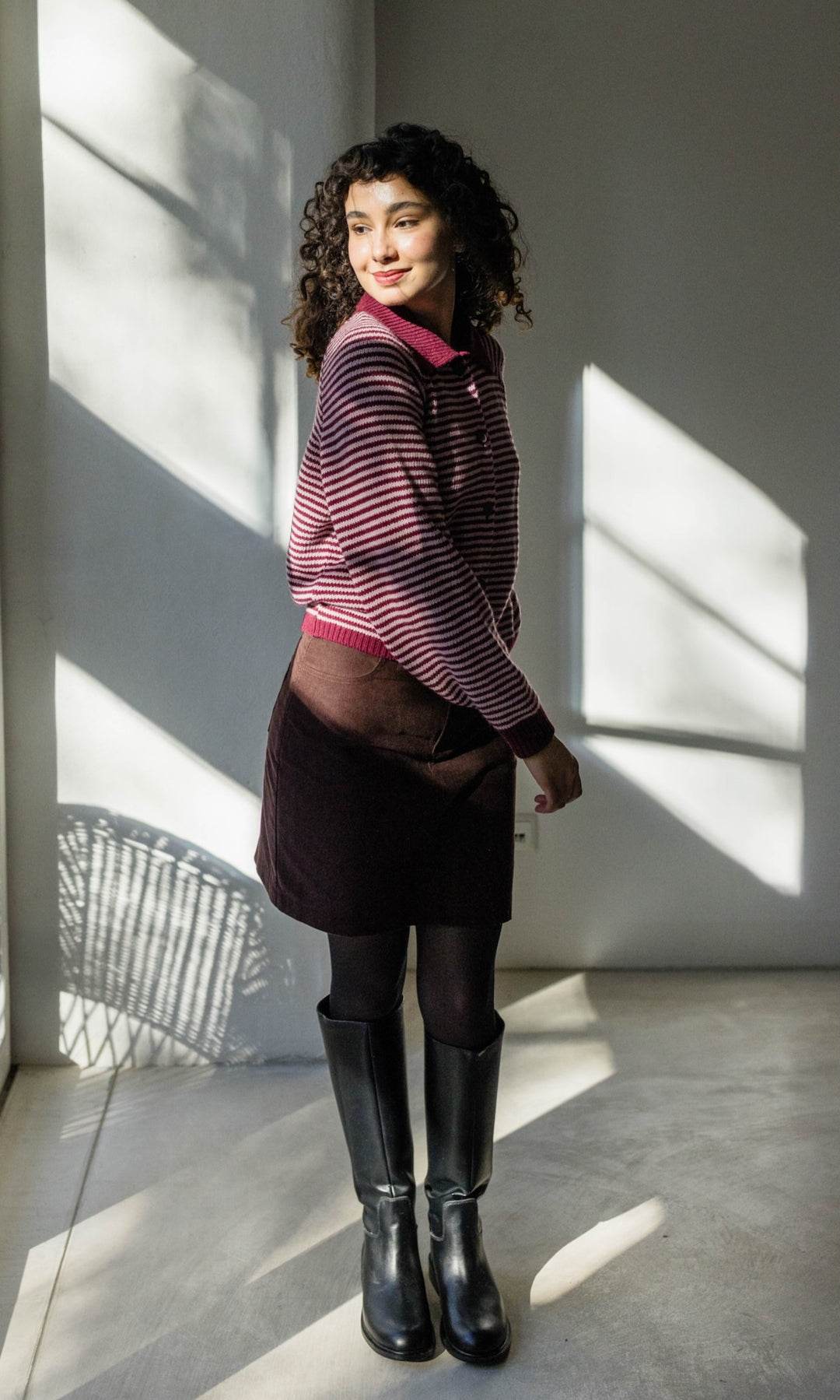 Gestreifte Strickjacke mit Kragen in Burgund-Rosé