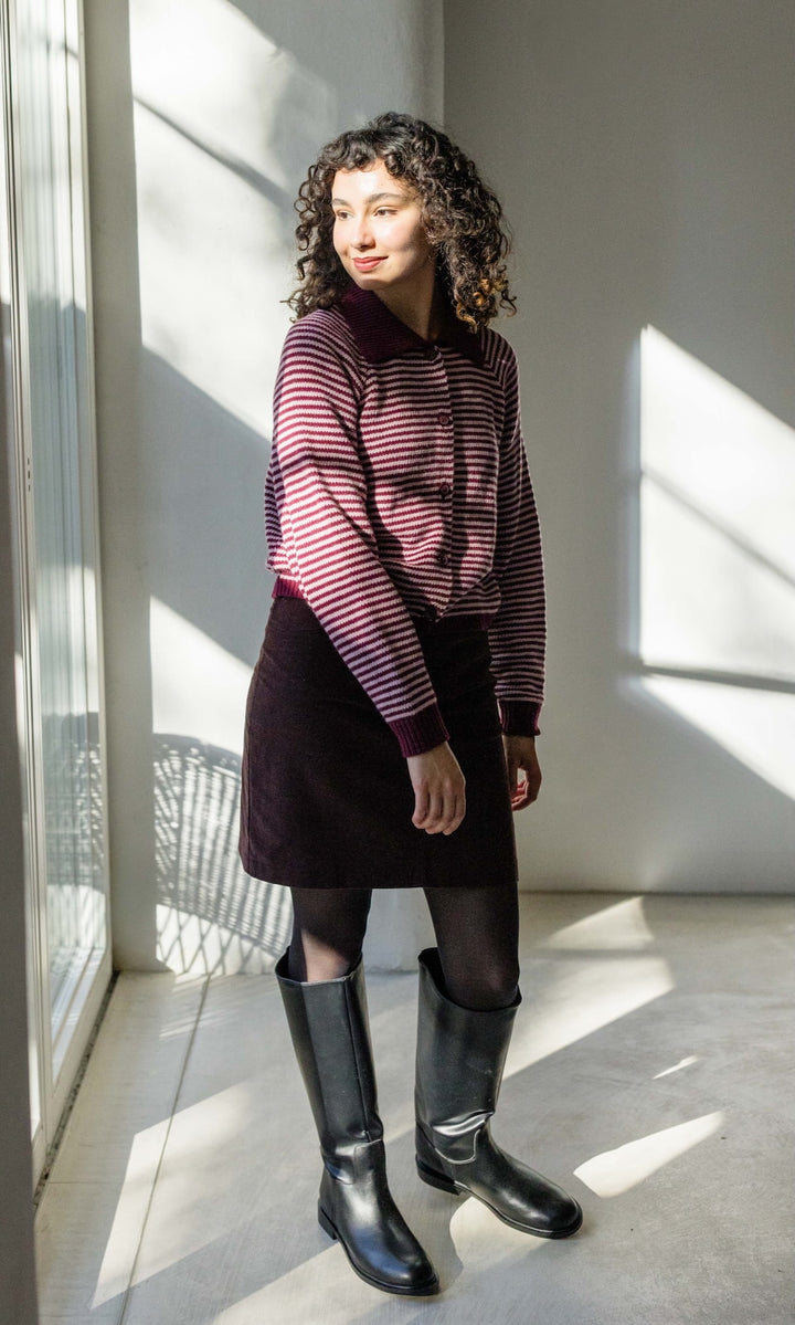 Gestreifte Strickjacke mit Kragen in Burgund-Rosé