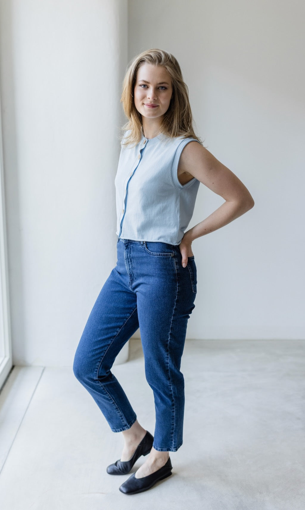 Strickweste mit Knöpfen aus Bio Baumwolle