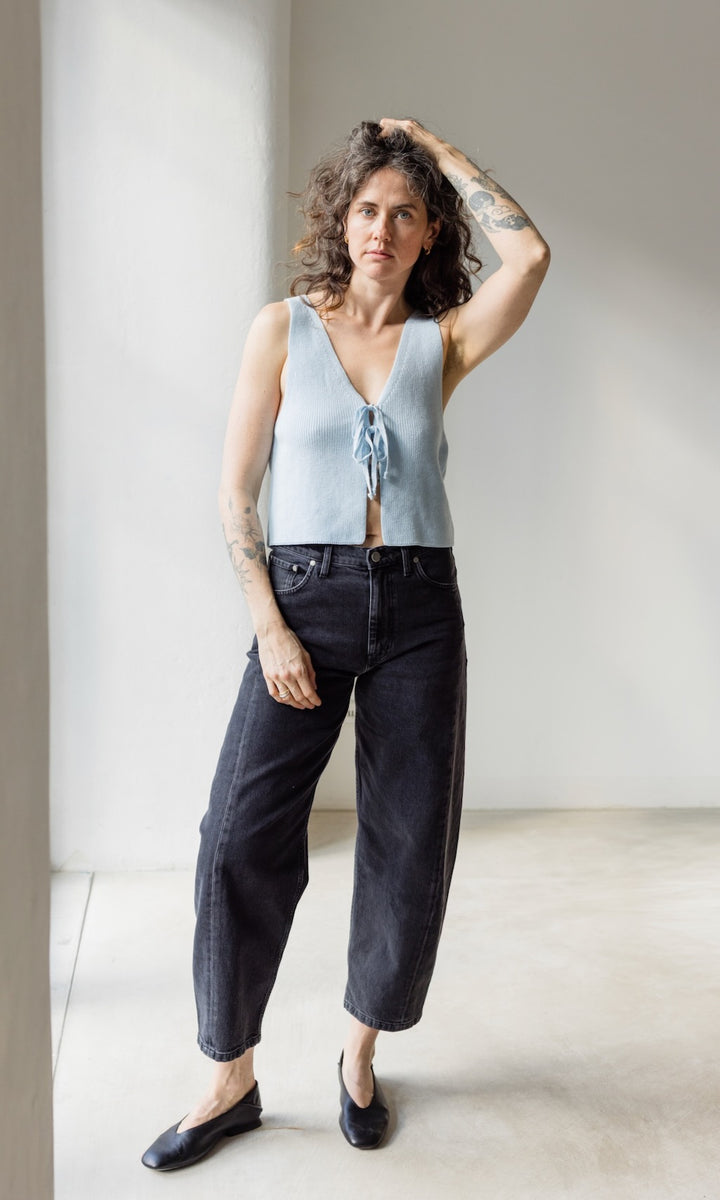 Strickweste mit Schleifendetail in Hellblau aus Bio Baumwolle