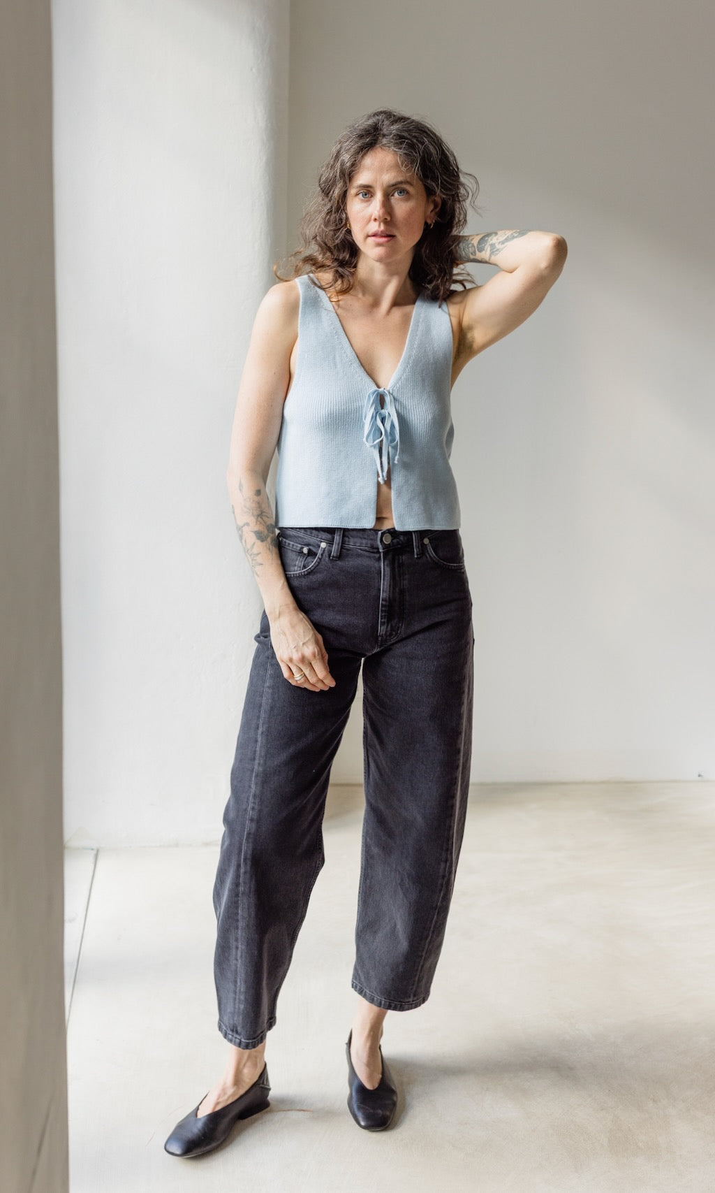 Strickweste mit Schleifendetail in Hellblau aus Bio Baumwolle