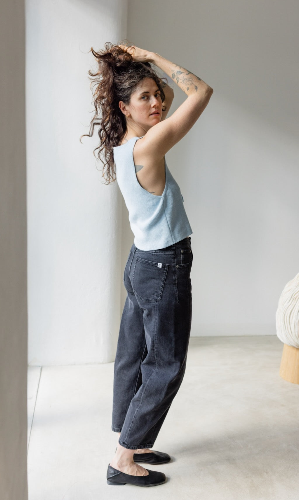 Strickweste mit Schleifendetail in Hellblau aus Bio Baumwolle