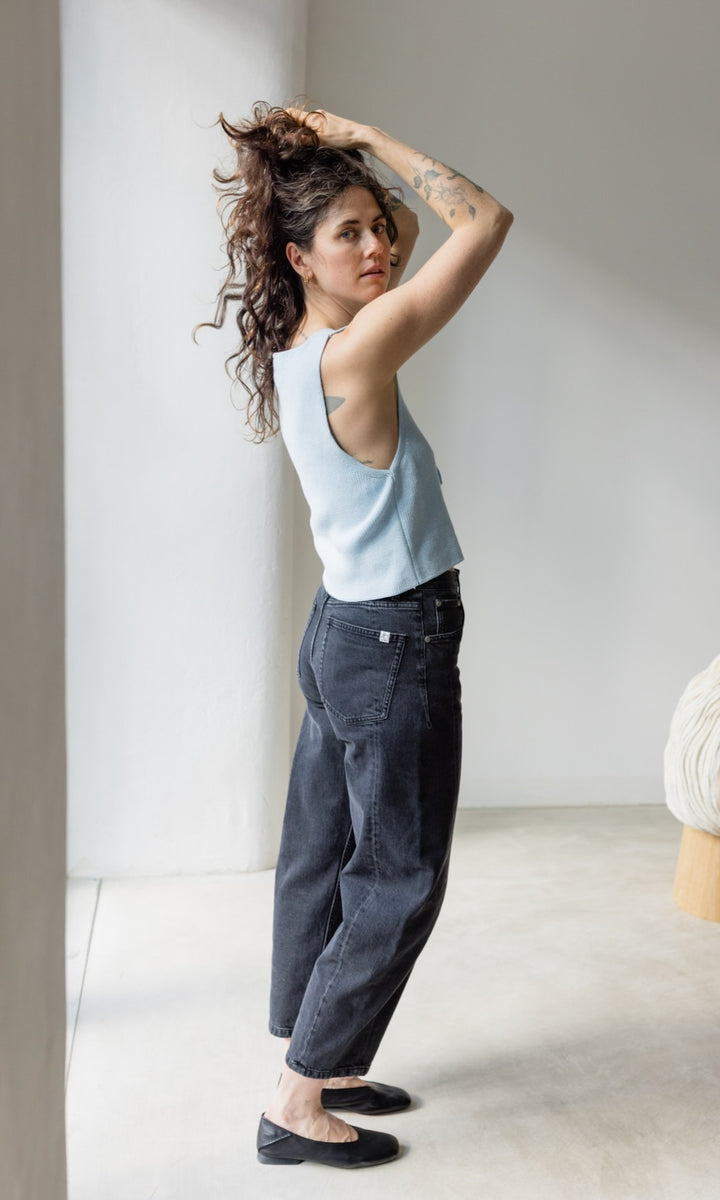 Strickweste mit Schleifendetail in Hellblau aus Bio Baumwolle