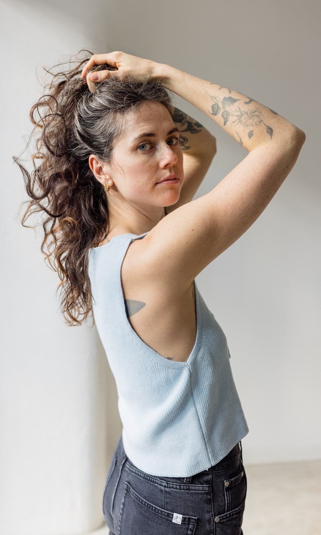 Strickweste mit Schleifendetail in Hellblau aus Bio Baumwolle