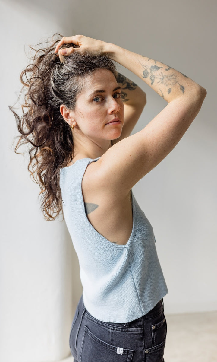 Strickweste mit Schleifendetail in Hellblau aus Bio Baumwolle