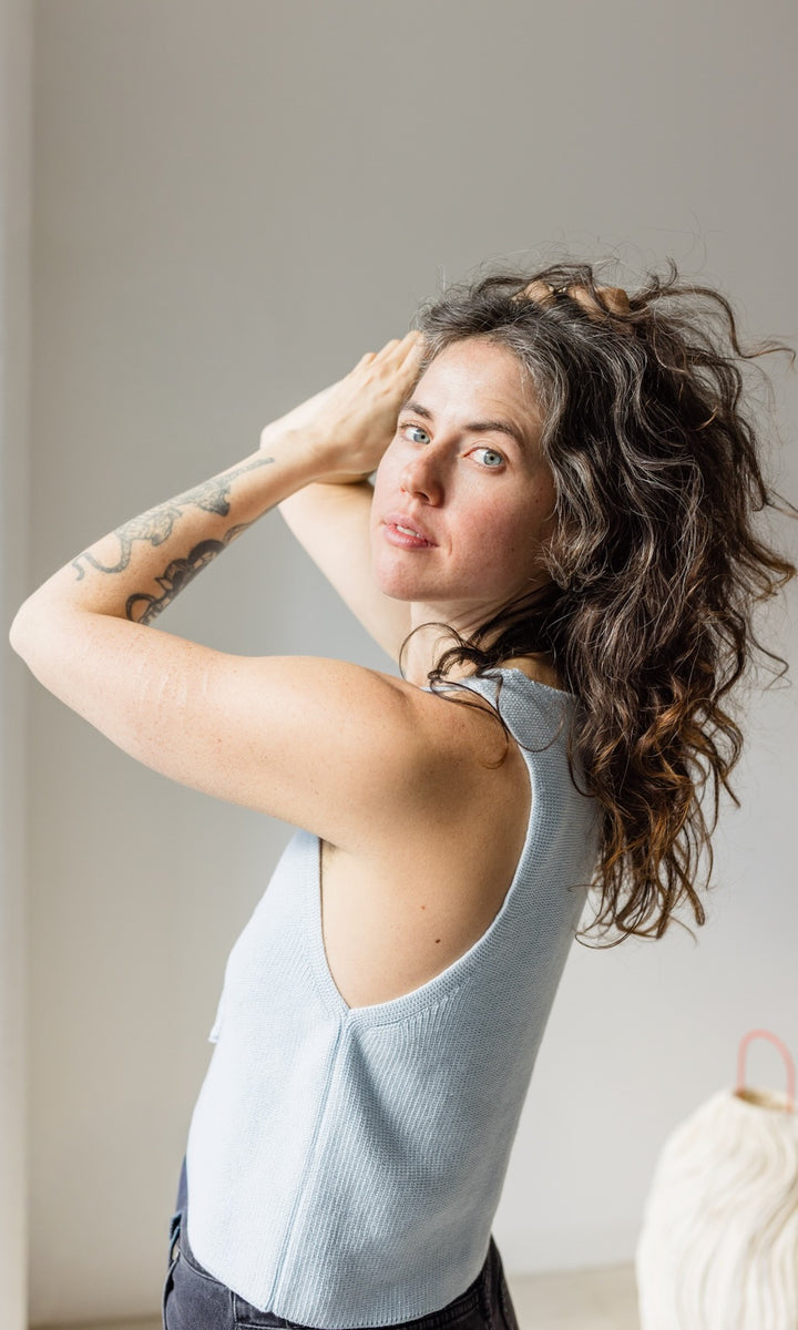 Strickweste mit Schleifendetail in Hellblau aus Bio Baumwolle