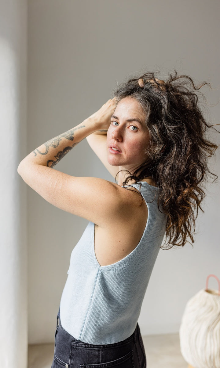 Strickweste mit Schleifendetail in Hellblau aus Bio Baumwolle