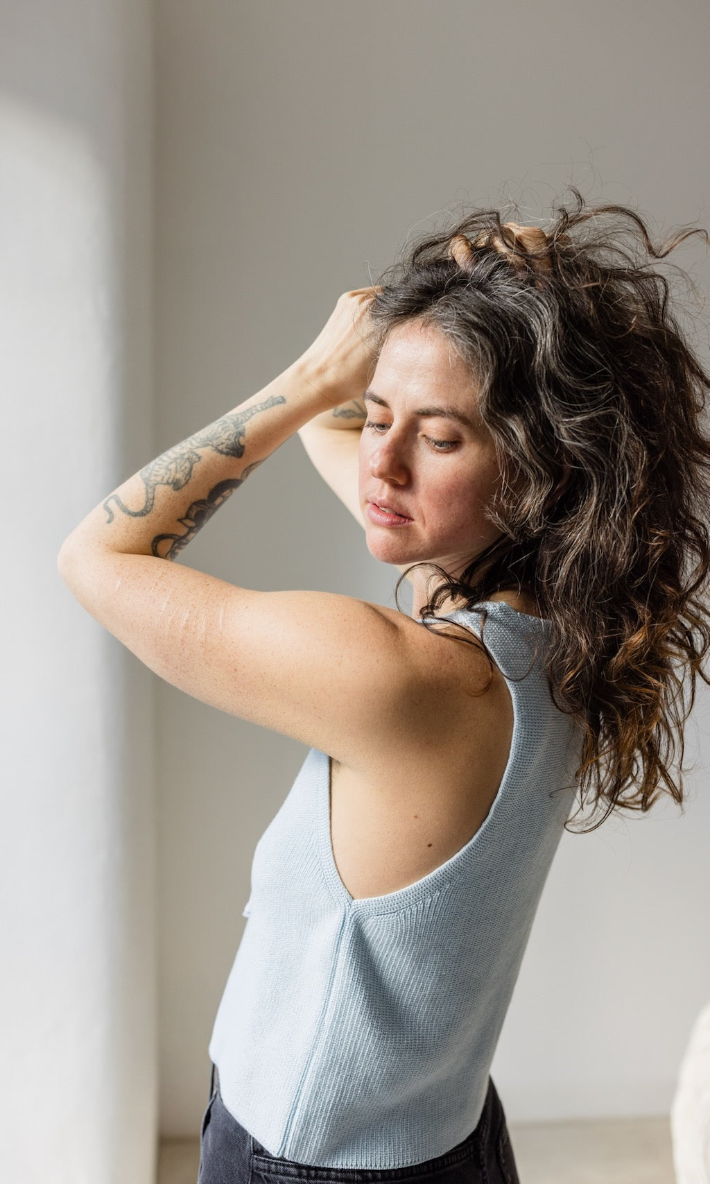 Strickweste mit Schleifendetail in Hellblau aus Bio Baumwolle