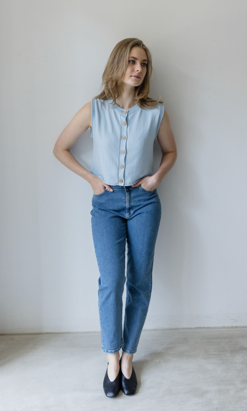 Strickweste mit Knöpfen aus Bio Baumwolle