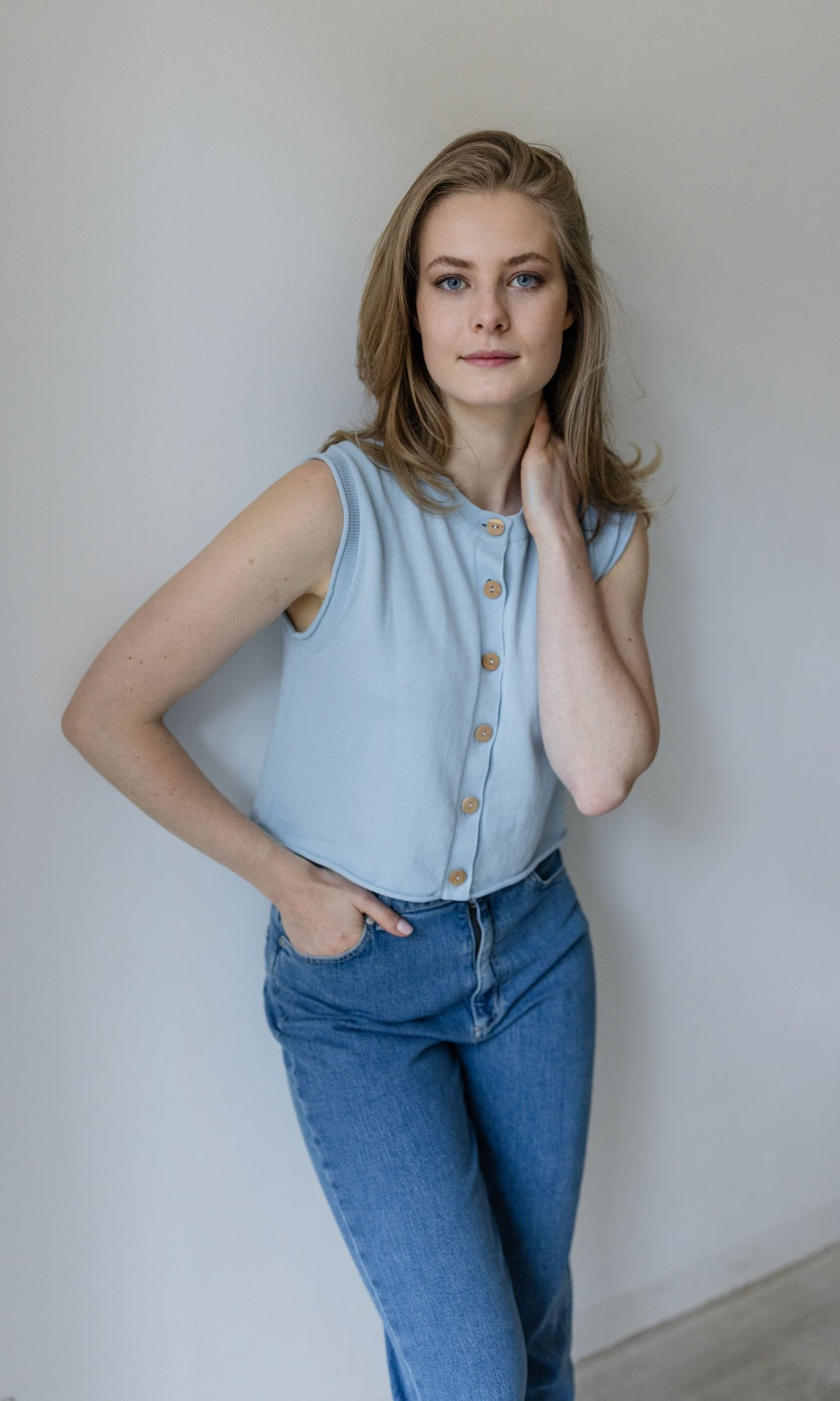 Strickweste mit Knöpfen aus Bio Baumwolle