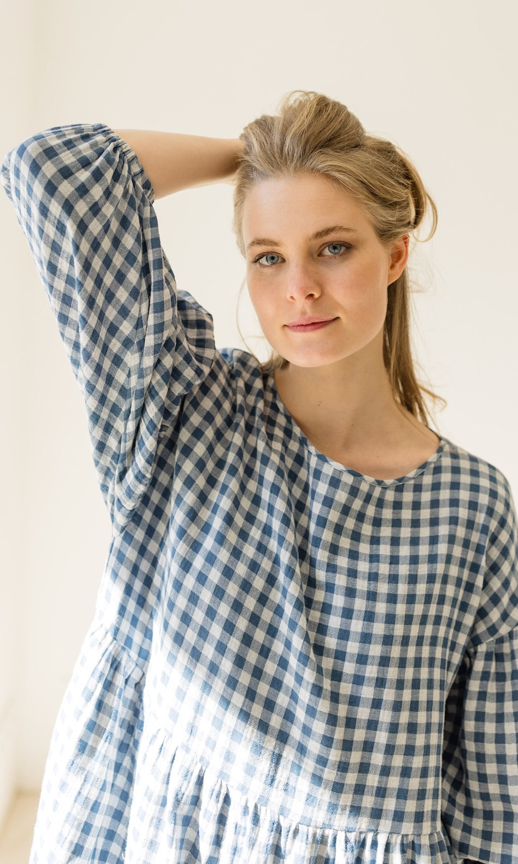 Langes Musselin Kleid April in Karo Blau - abricot coco