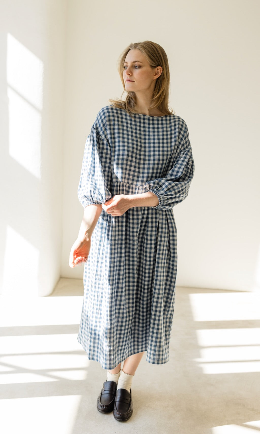 Langes Musselin Kleid April in Karo Blau - abricot coco
